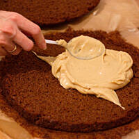 Miodowo-cynamonowe ciasto z masą budyniową