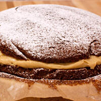 Miodowo-cynamonowe ciasto z masą budyniową