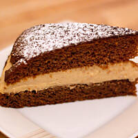 Miodowo-cynamonowe ciasto z masą budyniową