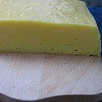 Żółty ser domowej roboty