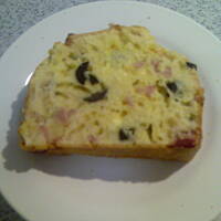 Chleb z oliwkami i bekonem