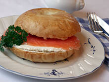 Fot. Malena, Bagel z wedzonym lososiem po zydowsku