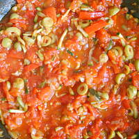 Farfalle z sosem pomidorowo - serowym