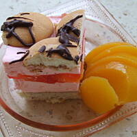 Ciasto z brzoskwiniami i wiśniową pianką