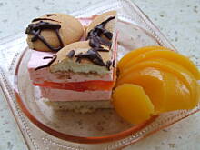 Fot. ilka76, Ciasto z brzoskwiniami i wiśniową pianką