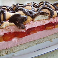 Ciasto z brzoskwiniami i wiśniową pianką