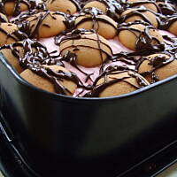 Ciasto z brzoskwiniami i wiśniową pianką