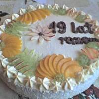 Tort uroczysty-z brzoskwiniami i pysznym kremem