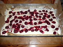 Fot. Olvis, Sernik-brownies z wiśniami