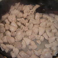 Zapiekanka potrawka z piersi kurczaka i pieczarek