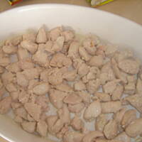 Zapiekanka potrawka z piersi kurczaka i pieczarek