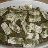 Zapiekanka potrawka z piersi kurczaka i pieczarek