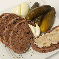 Śliwkowy chleb ze smalcem