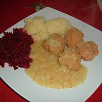 różowe KLOPSIKI  z białym sosem