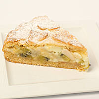 Brittle with pudding and fruit