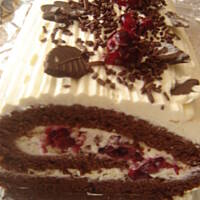 Rolada czekoladowa szwarcwaldzka ze śmietaną