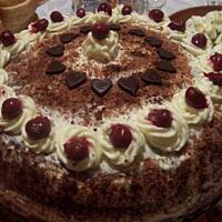 Tort śmietankowy z wiśniami