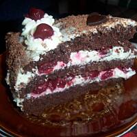 Tort śmietankowy z wiśniami