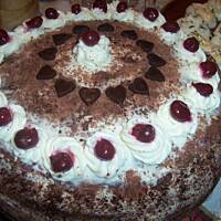 Tort śmietankowy z wiśniami