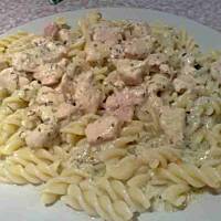 Piersi z makaronem w sosie koperkowym