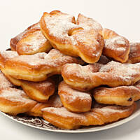 Faworki drożdżowe z marmoladą