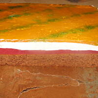 Czarny biszkopt z bitą śmietaną i galaretką