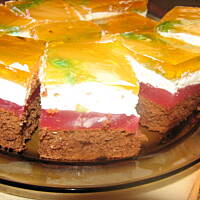 Czarny biszkopt z bitą śmietaną i galaretką