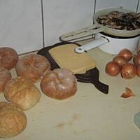 Zapiekanka z leśnymi grzybami