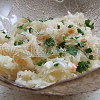 Surówka z kiszonej kapusty i cebuli