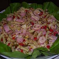 Sałatka makaronowa z roladkami