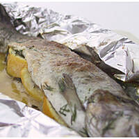 Pstrąg pieczony w folii
