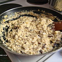 Jajecznica z serem i pieczarkami