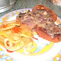 Kotlety ziemniaczane z sosem pieczarkowym