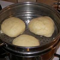 Bułki na parze z sosem truskawkowym