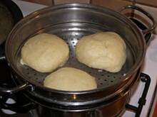 Fot. Aniula27, Bułki na parze z sosem truskawkowym