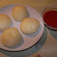 Bułki na parze z sosem truskawkowym