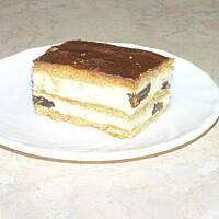 Sernik gotowany z rodzynkami na cieście miodowym