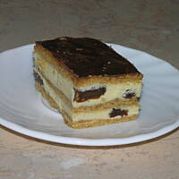 Sernik gotowany z rodzynkami na cieście miodowym