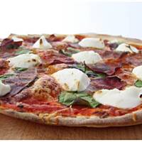 Pizza z dojrzewającą szynką