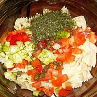 Sałatka makaronowa z sosem tatarskim