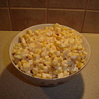 Sałatka serowa z kukurydzą