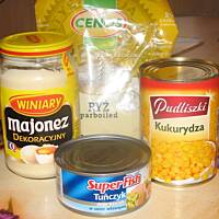 Bardzo łatwa sałatka z ryżem i tuńczykiem