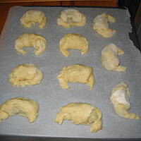 Drożdżowe rogaliki z nadzieniem orzechowym