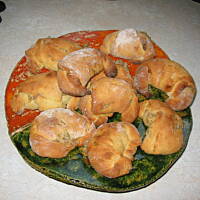 Drożdżowe rogaliki z nadzieniem orzechowym