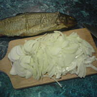 Sałatka z wędzonego pstrąga