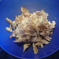 Sałatka z wędzonego pstrąga