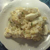 Sałatka z wędzonego pstrąga