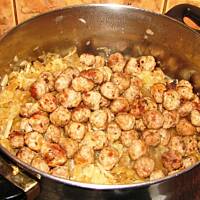 Bigos z małymi kuleczkami