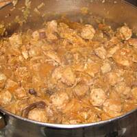 Bigos z małymi kuleczkami