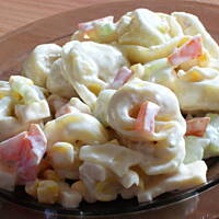 Pyszna sałatka z warzywami i makaronem tortellini